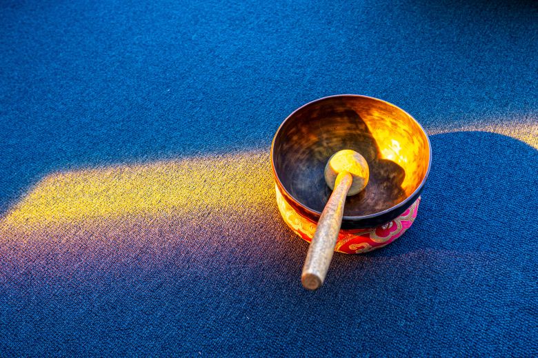 스테인드글라스를 통해 햇살이 들어오는 '동검도 채플'.  내부엔 명상 도구인 싱잉볼과 명상으로 이끄는 조광호 신부의 저서 등이 놓여 있다. / 이신영 영상미디어 기자