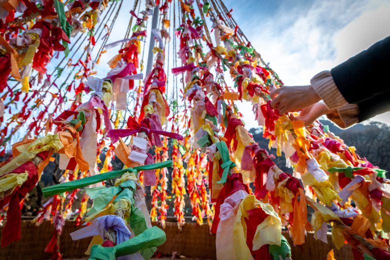 전등사에선 매년 정월대보름에 새해 소원지를 태우는 행사를 연다. 벌써부터 다녀간 이들의 소원지가 빼곡하다. / 이신영 영상미디어 기자