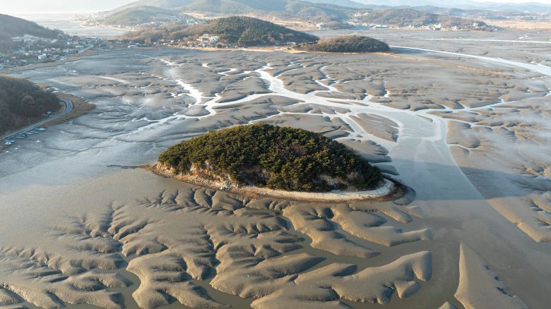 섬 모양이 동그랗다고 해서 '동그랑섬'은 물때에 따라 동검도와 연결되기도, 단절되기도 한다. 사진 왼쪽이 동검도 해안도로다. 물이 빠지면 동검도에서 걸어 들어가볼 수 있을 정도로 가까운 거리이나 펄이 질어 걸어가기가 만만치는 않다. / 이신영 영상미디어 기자