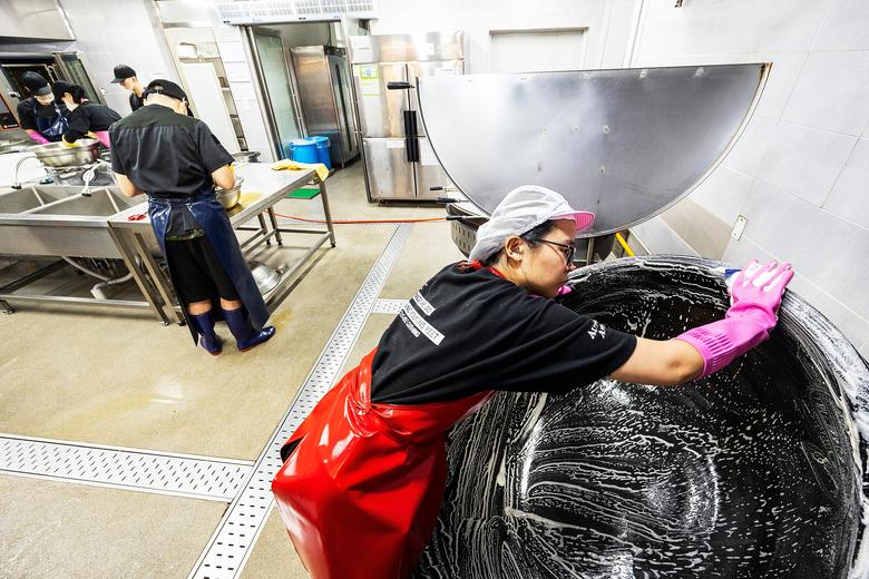 조리와 설거지는 동시에 이뤄졌다. 사용을 마친 즉시 닦는다. /양수열 영상미디어 기자