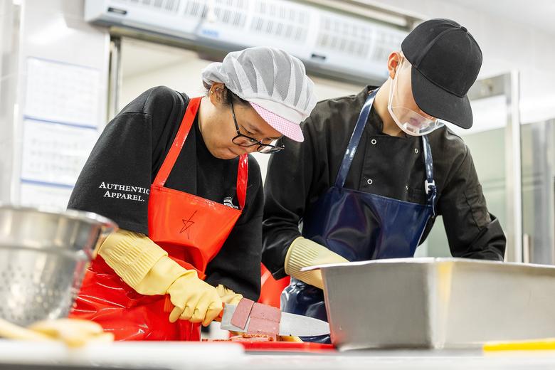 조유미 기자가 햄을 한 줄 썰 때 옆에 있는 이수환(21) 일병은 두세 줄씩 썰었다. /양수열 영상미디어 기자