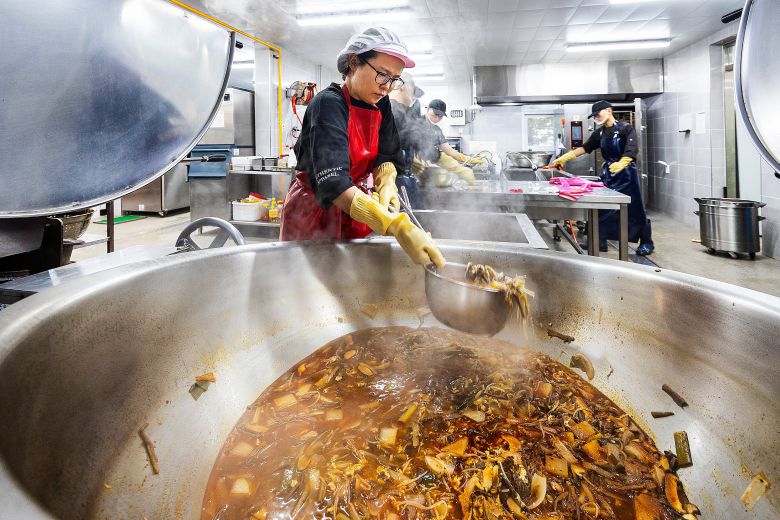 완성된 육개장을 배식통에 옮기고 있다. 한 국자 듬뿍 퍼 옮기다 무거워서 반씩 퍼 담았다. /양수열 영상미디어 기자