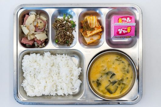 이날 메뉴는 쌀밥·사골우거짓국·햄감자볶음·마늘멸치조림·배추김치. 후식으로는 딸기맛 우유. /양수열 영상미디어 기자