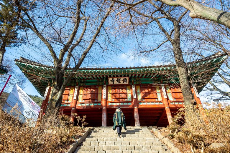 강화 전등사 대조루는 누각이 낮게 지어져 자연스럽게 고개를 숙이게 된다. 겸손한 마음으로 지나가 고개를 들면 정면에 대웅보전의 본존불이 보이는 가람 배치를 하고 있다. / 이신영 영상미디어 기자