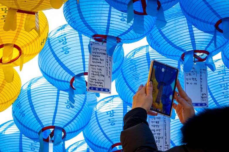 새해를 앞둔 지난 22일 강화군 전등사에서 소망등을 달고 기념 사진을 찍는 탐방객. / 이신영 영상미디어 기자