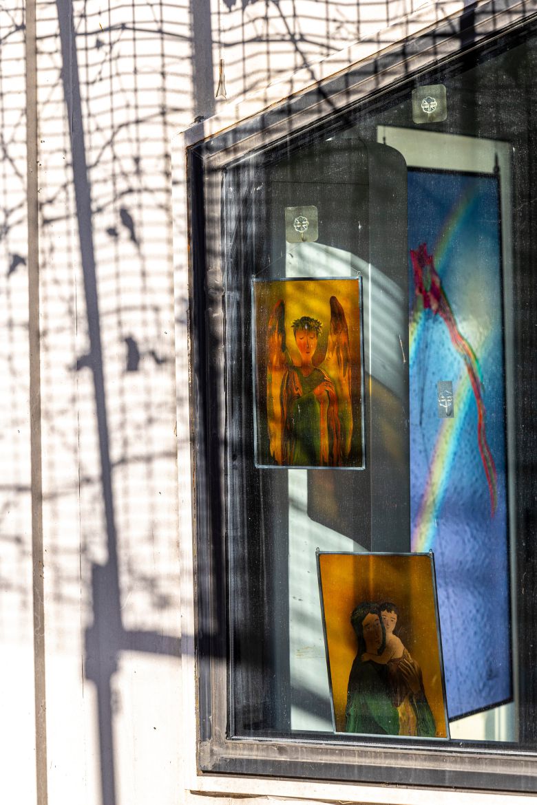 채플 옆의 갤러리는 조광호 신부의 스테인드글라스 작품 전시 갤러리 겸 다목적 공간으로 활용하고 있다. 주말 11시에는 조 신부가 직접 미사를 진행하는 소성당으로 변신한다. / 이신영 영상미디어 기자