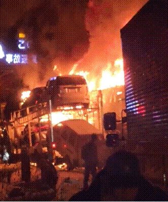 일본 연쇄 추돌 현장에 불길이 일고 있다. /X