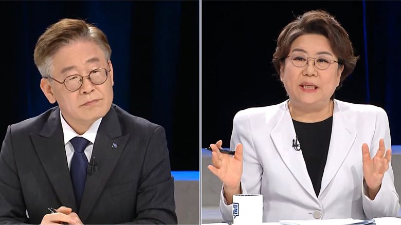 이재명 경기도지사와 이혜훈 미래통합당 국회의원이 2020년 3월 26일 MBC 100분 토론에 출연해 '재난기본소득, 긴급처방인가 포퓰리즘인가'를 주제로 토론하고 있다. / 유튜브