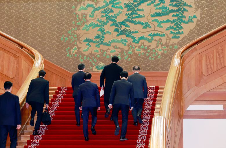 이재명 대통령이 29일 청와대 본관으로 출근해 계단을 오르고 있다./뉴스1