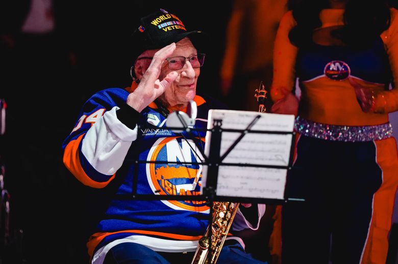 제2차 세계대전 참전 용사인 도미닉 크리텔리가 27일 NHL(북미아이스하키리그) 뉴욕 아일랜더스와 뉴욕 레인저스 경기에 앞서 색소폰으로 미국 국가(國歌)를 연주한 뒤 경례 포즈를 취하고 있다. /뉴욕 아일랜더스 X