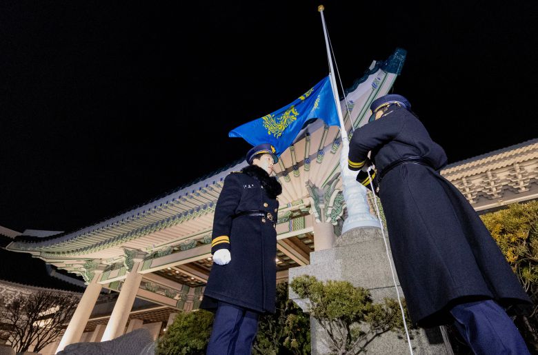 29일 0시 청와대에서 근무자들이 봉황기를 게양하고 있다. 봉황기는 우리나라 국가수반의 상징으로, 대통령의 주 집무실이 있는 곳에 상시 게양된다./연합뉴스