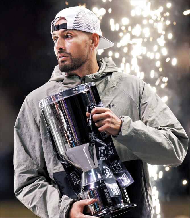 배틀 오브 더 섹시스 우승컵을 든 닉 키리오스./AP 연합뉴스