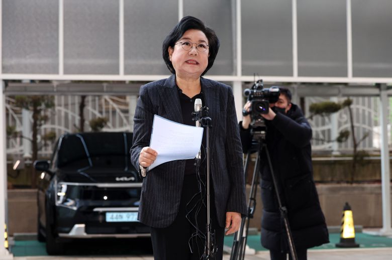 초대 기획예산처 장관 후보자로 지명된 이혜훈 전 국민의힘 의원이 30일 오전 서울 중구 예금보험공사에 마련된 인사청문회 준비 사무실로 출근하며 심경을 밝히고 있다.이날 이 후보자는 "내란은 헌정사에 있어서 안될 분명 잘못된 일"이라며 "당파성에 매몰돼 당시 실체를 제대로 파악하지 못했다"고 밝혔다./뉴스1