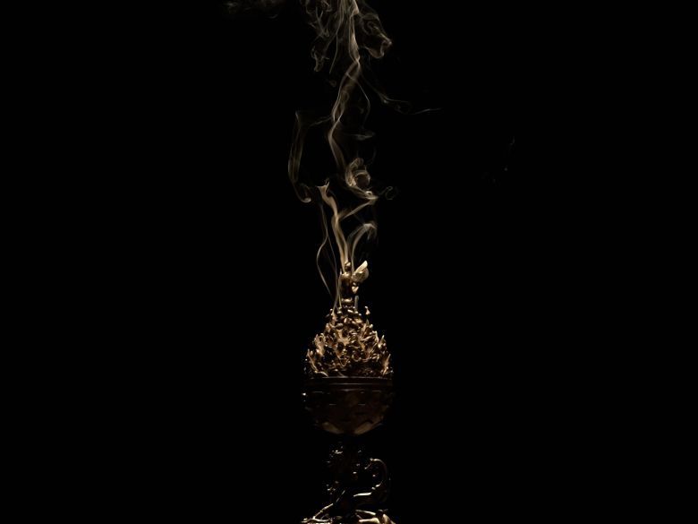 국보 백제금동대향로 복제품에 향을 피운 모습. 봉황 가슴에 두 개의 연기 구멍이, 향로 앞뒤에 열 개의 연기 구멍이 뚫려 있다. 2019년 국립부여박물관이 향로의 정밀 재현품을 이용해 분향 실험을 했더니 향이 안정적으로 타올랐다. 백제 장인이 공기의 흐름까지 세밀하게 계산해 향이 피어오르도록 설계했음을 알 수 있었다. /국립부여박물관