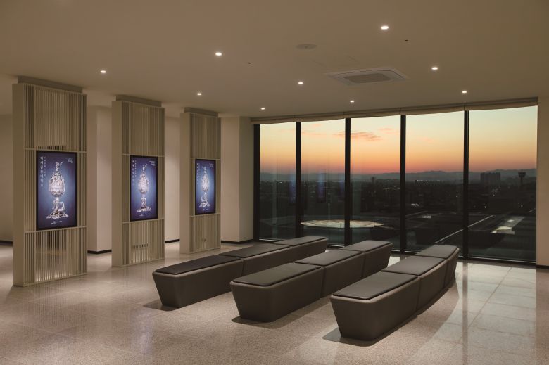 국립부여박물관에서 개관한 '백제대향로관' 3층 복도 휴게 공간. 탁 트인 창문으로 백제 고도 부여의 경관이 한눈에 보인다. /국립부여박물관