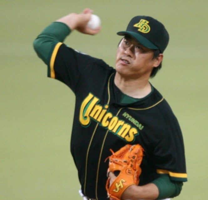 현대 유니콘스 시절 역투하는 전준호./ 스포츠조선