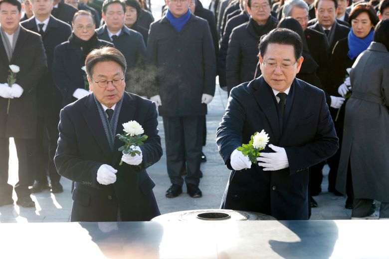 강기정 광주시장(왼쪽)과 김영록 전남도지사가 2일 광주 북구 운정동 국립5·18민주묘지를 찾아 헌화하고 있다./뉴스1