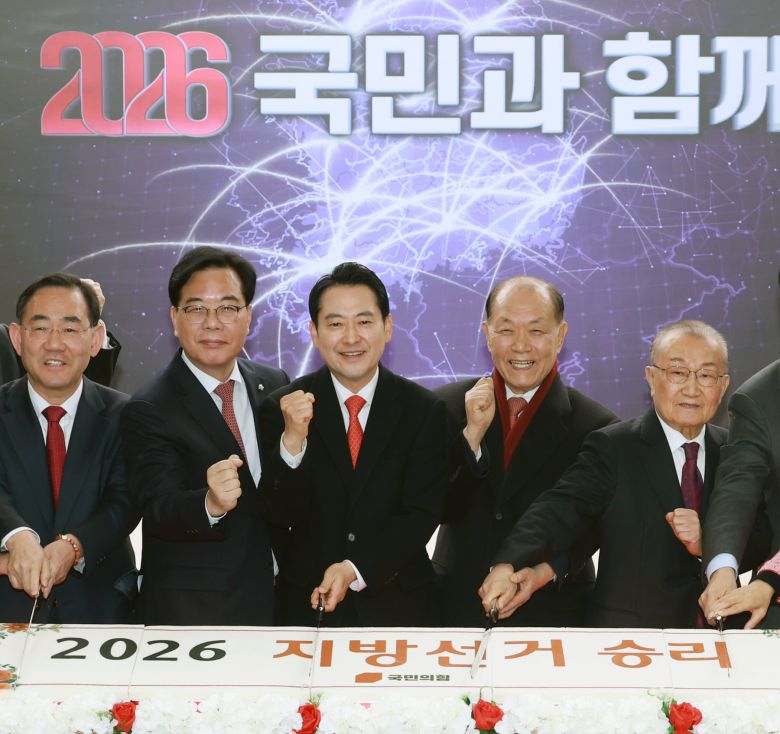 국민의힘이 1일 여의도 당사에서 마련한 신년인사회에서 장동혁(가운데) 대표 등이 기념 떡을 자르고 있다. /뉴시스