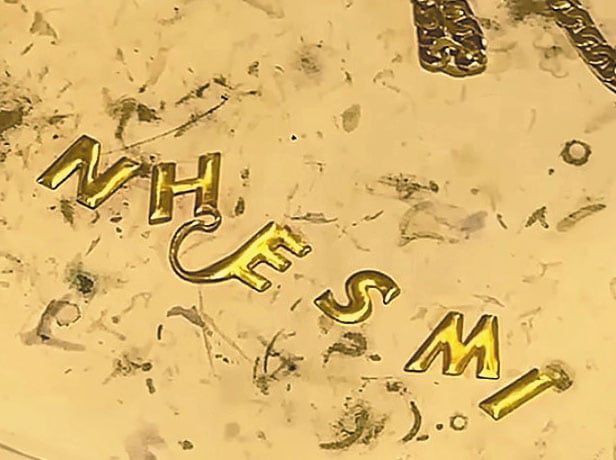 순금으로 제작된 LG 휘센 에어컨 로고. 2005년 한정판으로 1만명에게 팔린 제품인 것으로 추정된다. /유튜브