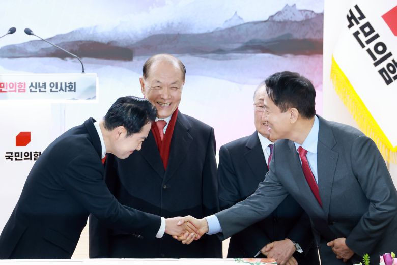 새해 인사 나누는 장동혁 대표와 오세훈 서울시장    (서울=연합뉴스) 신현우 기자 = 국민의힘 장동혁 대표(오른쪽)와 오세훈 서울시장이 1일 서울 여의도 중앙당사에서 열린 신년인사회에 참석해 새해 인사를 나누고 있다. 가운데는 상임고문인 황우여 전 비상대책위원장. 2026.1.1    nowwego@yna.co.kr/2026-01-01 12:01:39/<저작권자 ⓒ 1980-2026 ㈜연합뉴스. 무단 전재 재배포 금지, AI 학습 및 활용 금지>