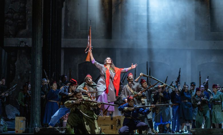 빈 국립오페라 신작 '노르마'에서 주역을 맡은 소프라노 페데리카 롬바르디. 상대역으로 나선 스타 테너 후안 디에고 플로레스를 압도하는 연기를 선보였다./Wiener Staatsoper/ Sofia Vargaiová