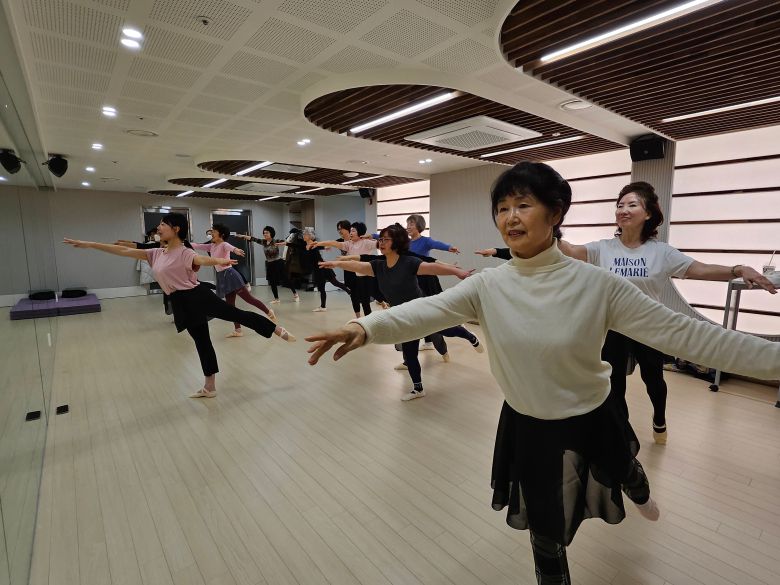 서울 강남구 세곡동 은곡시니어센터에서 회원들이 발레를 배우고 있다. /강남구립 은곡시니어센터