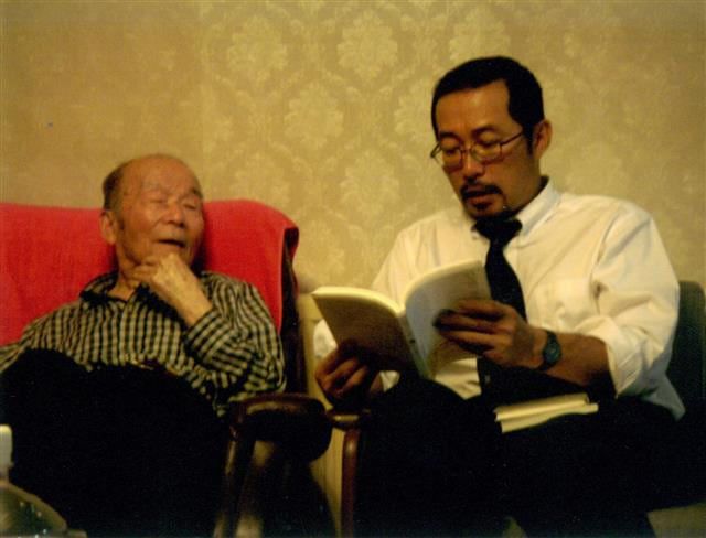 피천득 수필가(왼쪽)와 김성구 샘터 발행인의 모습. /샘터