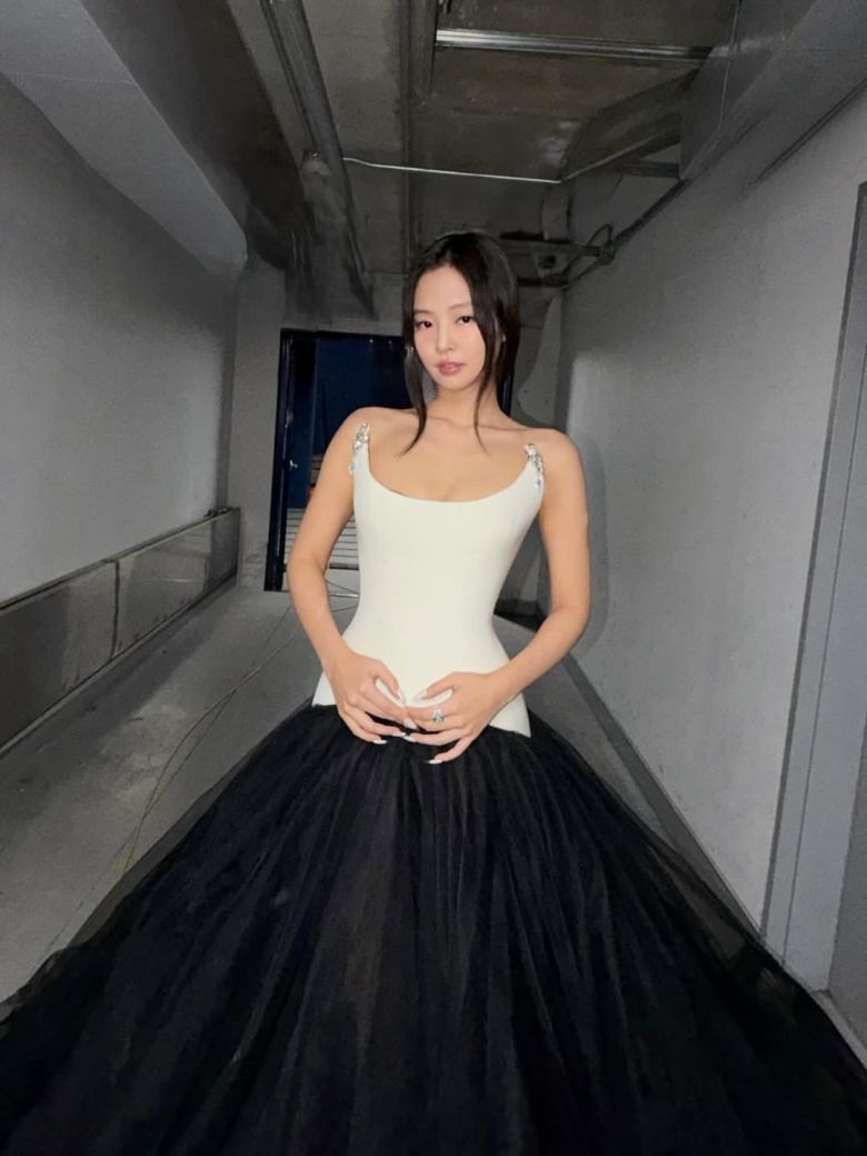 지난달 20일 MMA에서 발레복에서 영감을 받은 일명 샤스커트를 입은 제니. /SNS