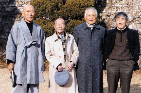 2004년 샘터사가 펴낸 대담집 ‘대화’ 출간 기념 사진. 왼쪽부터 법정 스님, 피천득 수필가, 김재순 전 국회의장, 최인호 소설가. /샘터