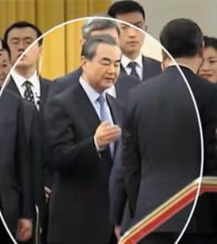 2017년 12월 14일 왕이 중국 외교부장이 국빈으로 방문한 문재인 대통령의 팔을 툭툭 치며 말하고 있다. 문 대통령은 시진핑 주석에게 가려 보이지 않는다. 중국측은 문 대통령이 먼저 왕이 부장과 악수를 하며 왕 부장 팔을 두드려서 왕 부장도 우호적인 표시로 같은 동작을 취했기에 결례가 아니라는 입장이다./TV 조선 캡처