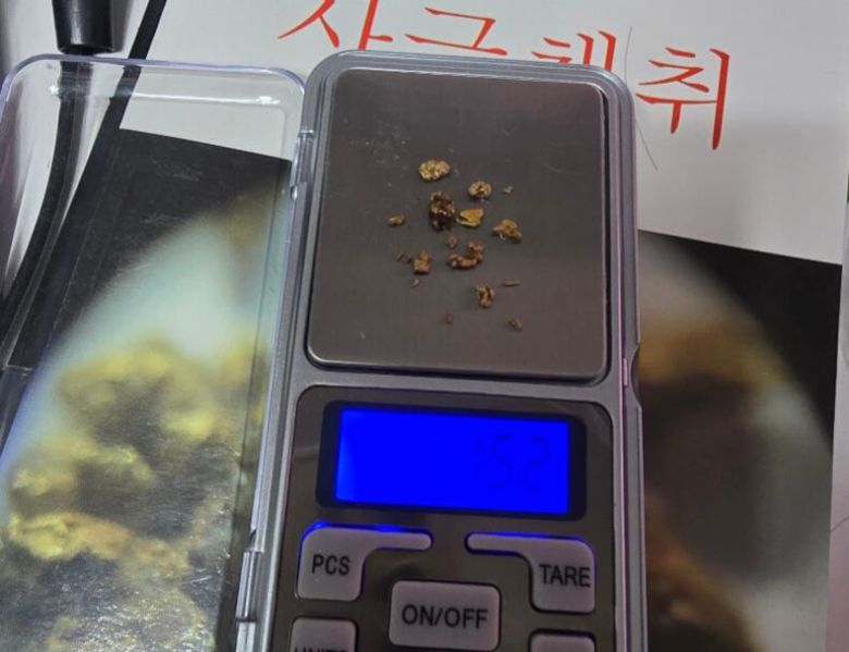 하루동안 1.52g의 사금을 모았다는 내용의 글과 함께 올라온 사진. /네이버카페 캡처