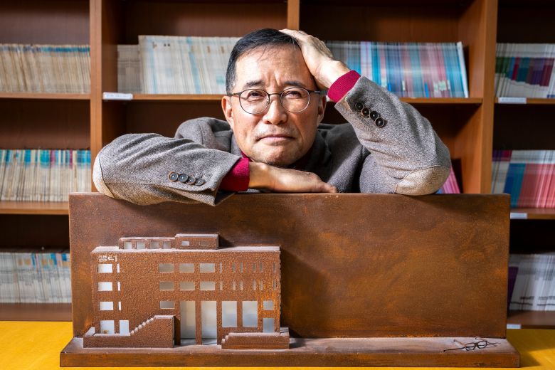 김성구 샘터사 대표에게 월간 ‘샘터’는 아픈 자식 같은 존재가 아니었을까. 그는 이렇게 말했다. “아팠죠. 늘 아팠죠…. 아프지만 너무나 귀중한 자식입니다.” 사진 속 작품은 금속 조각가 강은구가 옛 샘터 사옥을 모티브로 만든 것이다. /이신영 영상미디어 기자