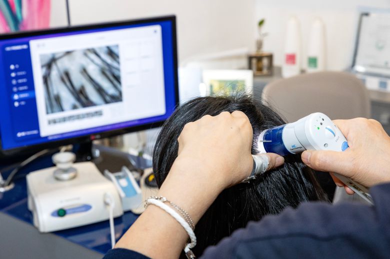 서울 명동의 한 두피·탈모 업체에서 고객이 두피 진단을 받는 모습./이건송 영상미디어 기자