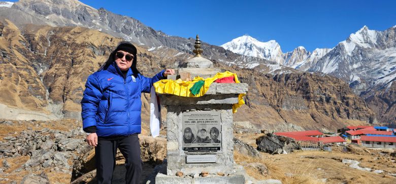 '정기선 체제'를 출범시킨 뒤 경영일선에서 물러난 권오갑 명예회장이 지난달 평생의 꿈이던 히말라야 안나푸르나봉에 올랐다. 박영석 대장의 추모비가 보인다. /HD현대 제공