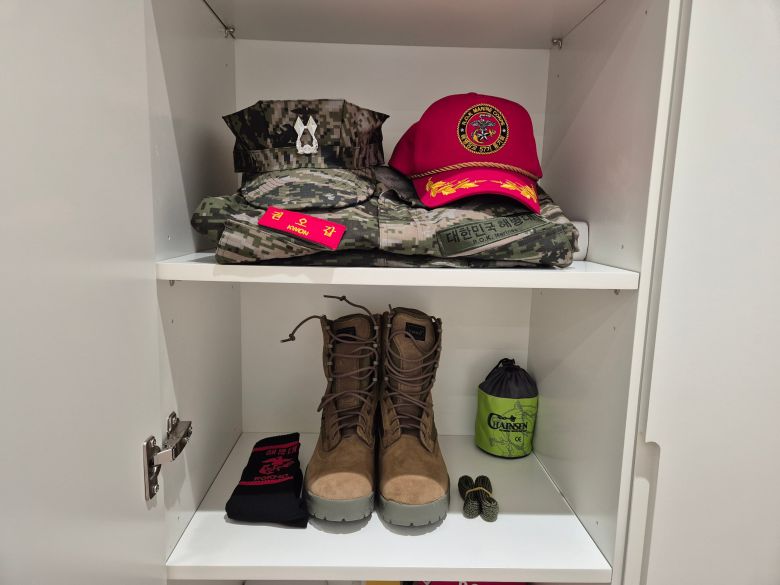 권오갑 HD현대 명예회장이 집과 사무실에 각각 한벌씩 비치해둔 해병대 전투복과 군화. 해병대 장교 출신인 그는 "나라 위해 싸우다 죽을 수 있으면 원이 없겠다"고 했다. /권오갑 명예회장 제공