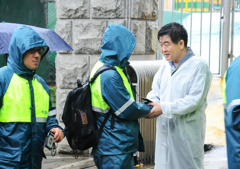 2014년 좌초 위기의 현대중공업 사장으로 임명돼 비오는 출근길 직원들과 일일이 악수하며 "힘 합쳐 회사를 살려보자"고 호소하는 권오갑 명예회장. /HD현대 제공