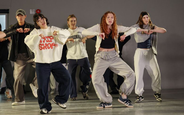 지난달 23일 오전 서울 성동구 원밀리언댄스스튜디오에서 외국인 관광객 등이 K-POP 댄스를 추고 있다. /박성원 기자