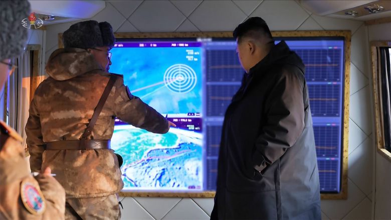 김정은 북한 국무위원장이 지난 4일 조선인민군 주요 화력타격집단 예하 부대의 극초음속 미사일 발사훈련을 참관했다. 북한군 관계자가 김정은에게 극초음속 미사일 궤적을 설명하고 있다. /연합뉴스