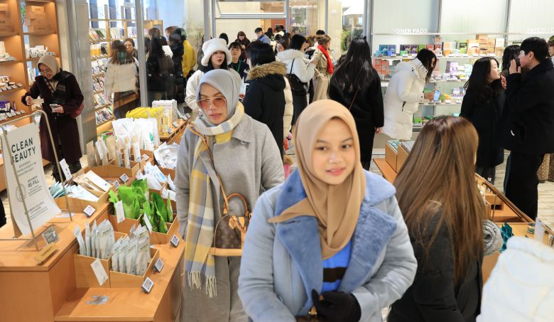 1일 오후 서울 성동구 올리브영 N 성수에서 외국인 관광객들이 화장품을 둘러보거나 체험하고 있다. /박성원 기자