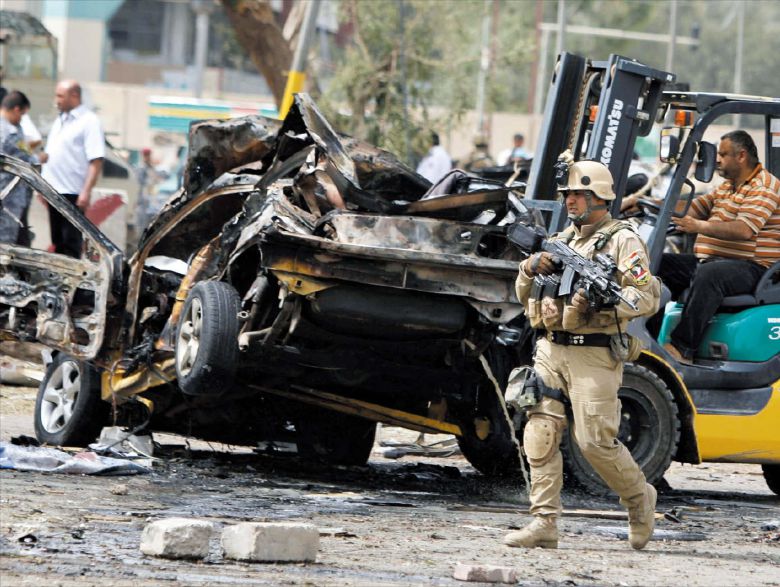 3조달러 넘게 썼지만 민주주의 이식 실패  2010년 4월 이라크 수도 바그다드의 이란 대사관 부근에서 알카에다의 소행으로 의심되는 차량 폭탄 테러가 발생해 현지 군인들이 현장을 수색하고 있다. 2003년 이라크를 침공한 미국은 민주주의 이식에 실패한 채 2011년 철군했다./AP 연합뉴스