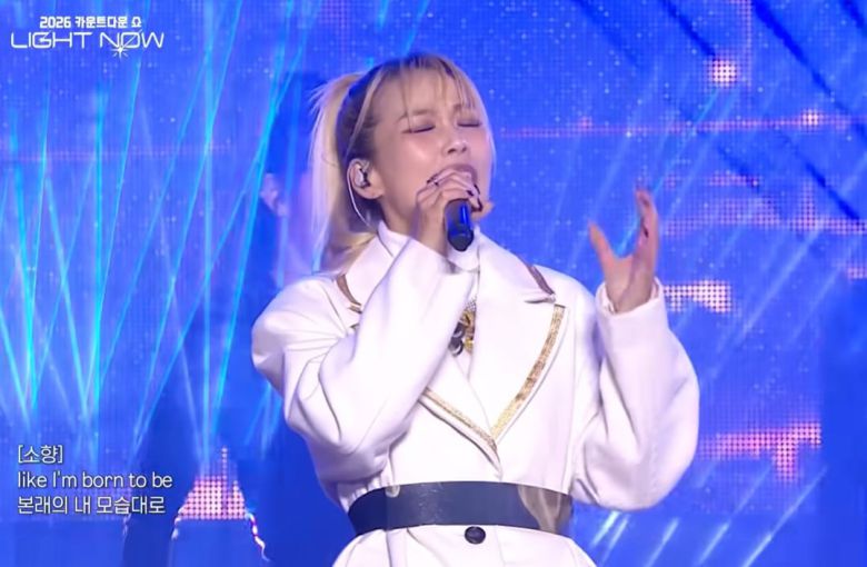 작년 12월 31일 KBS ‘2026 카운트다운 쇼 라이트 나우’ 무대에서 '골든'을 부르고 있는 소향./ KBS