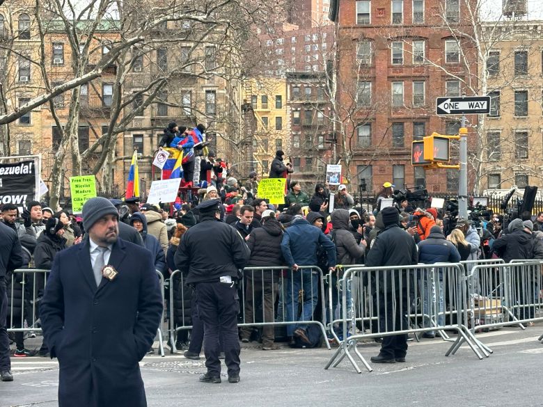 5일 니콜라스 마두로 베네수엘라 대통령 재판이 열린 미국 뉴욕 남부연방법원 앞은 시위대로 가득했다./윤주헌 특파원