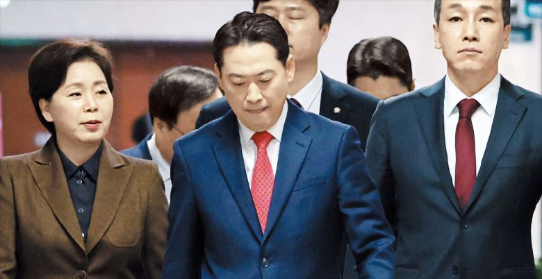 최고위 참석하는 장동혁 대표  장동혁(가운데) 국민의힘 대표가 5일 국회에서 열린 당 최고위원회의에 참석하기 위해 이동하고 있다. 장 대표가 정책위의장에 임명한 김도읍 의원은 이날 의장직을 사퇴했다. /남강호 기자