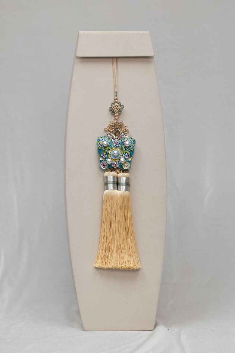 이수경 칠보 명인이 제작한 ‘탐화 노리개’. 꽃을 찾아 날갯짓하는 나비의 모습을 칠보 기법으로 표현한 작품이다. /청와대