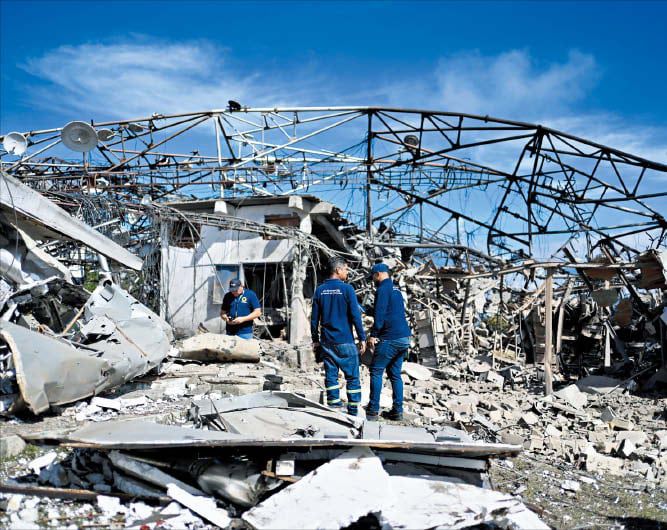 로이터 연합뉴스파괴 당한 송신탑  4일 베네수엘라 수도 카라카스 외곽 엘아티요에 있는 송신소 직원들이 미군 공습으로 파괴된 TV 송신탑을 살피고 있다.