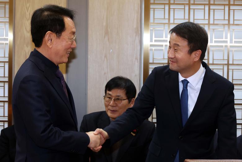 김도읍 국민의힘 의원과 한병도 더불어민주당 의원이 6일 오후 서울 여의도 국회에서 열린 제27회 백봉신사상 시상식에서 악수를 하고 있다. /뉴시스