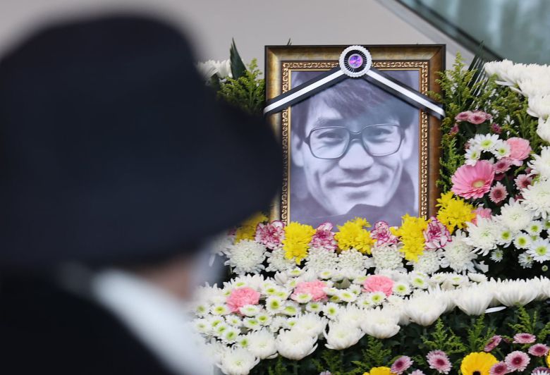 6일 오후 서울 중구 서울영화센터에 마련된 '국민배우' 고 안성기 시민 추모공간을 찾은 시민들이 고인을 추모하고 있다./뉴스1