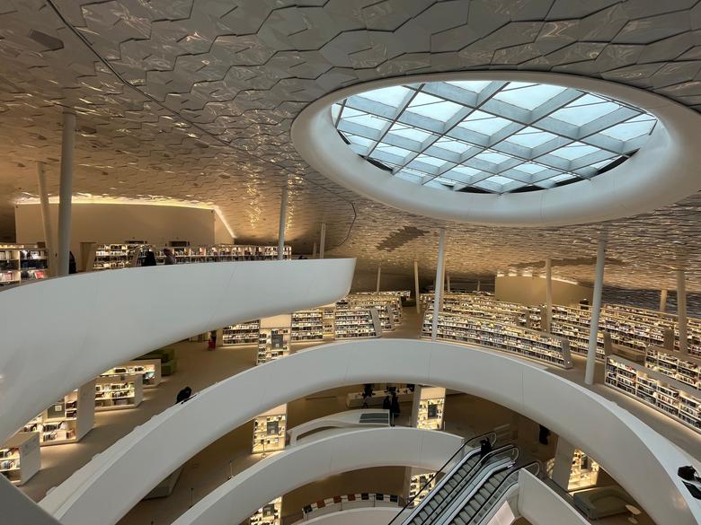 이스라 내부에 있는 도서관은 50만권 넘는 책을 소장하고 있다. 매년 여름 어린이 도서 박람회를 개최하는데, 최근 한국 출판사들과도 공동 프로그램을 진행했다. / 전준범 기자