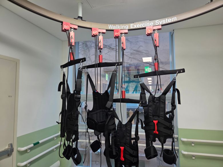 전남권 넥슨 공공어린이재활의료센터 복도에 아이들이 보행연습을 할 수 있는 장비가 마련되어 있다./최아리 기자