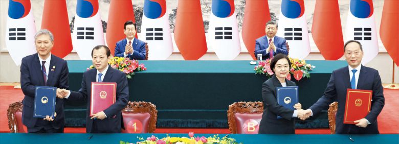 뉴스1노재헌(앞줄 왼쪽부터) 주중 대사와 류웨이 중국 교통운수부 부장(장관), 한성숙 중소벤처기업부 장관과 리러청 중국 공업정보화부 부장이 5일 중국 베이징 인민대회당에서 이재명 대통령과 시진핑 국가주석이 참석한 가운데 각각 교통 분야 협력 및 중소기업·혁신 분야에 관한 양해각서(MOU)를 체결하고 있다.